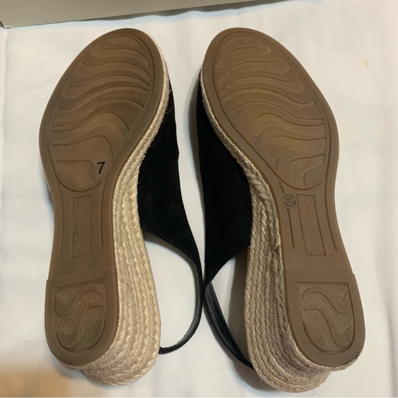 St. John's Bay Memory Foam Slingback Sandals. Size 7. Black with buckle. - Picture 10 of 15